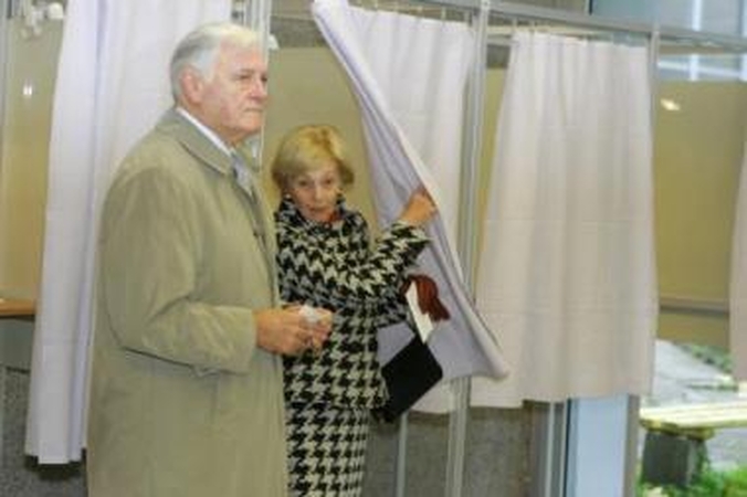 Intriga: V.Adamkus neatskleidžia, ar viešai parems kurį nors kandidatą į valstybės vadovo postą.