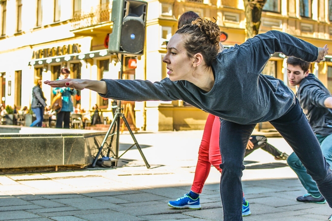 "Auros" šokėjai nustebino netikėtu šokiu Kauno centre